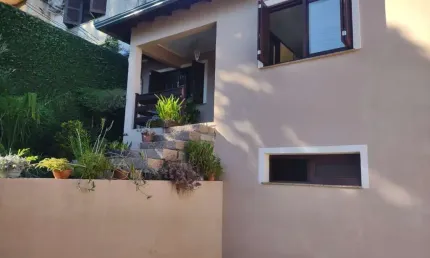 Casa com 4 quartos, suíte, piscina, lareira, churrasqueira em um terreno de 616m².