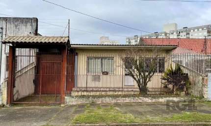 Casa de 02 dormitórios, 02 banheiros no bairro de Sarandi em Porto Alegre