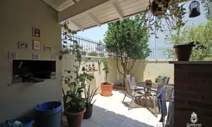 Casa para Venda - 78m², 3 dormitórios, sendo 1 suites, 2 vagas - Guarujá