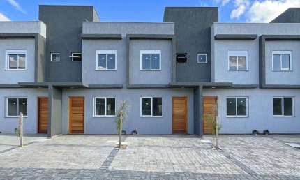 Casa Condominio em Porto Alegre, no bairro Vila Nova, com 2 dormitório(s), e 2 banheiros, à venda.