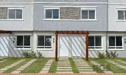 Casa em Porto Alegre, no bairro Vila Nova, com 2 dormitório(s), e 2 banheiros, à venda.