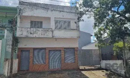 Casa /Sobrado com apartamento e loja, estacionamento, a venda no Bairro Jardim Itu. Lojão embaixo com dois banheiros e divisórias,