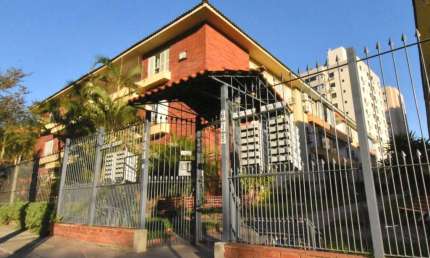 Apartamento de 4dormitórios, sendo uma suite churrasqueira e sacada 85m2 bairro Menino Deus.