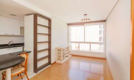 Apartamento com 1 dormitório e 1 vaga de garagem no Bairro petrópolis