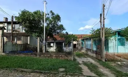 Casa no bairro hípica, com terreno de 10 metros de frente por 33 metros de fundos, totalizando 330m².