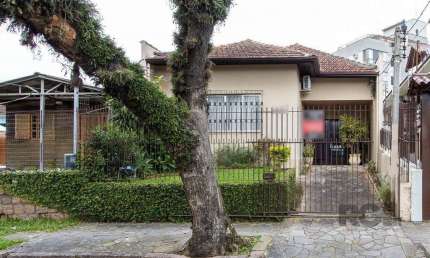 Casa térrea, 2 quartos, 2 vagas, edicula com 1 quarto e um banheiro - Bairro Tristeza