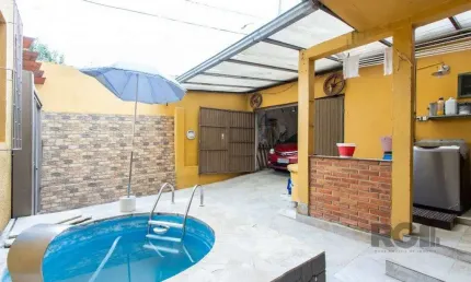 Sobrado, 3 quartos, 2 banheiros, pátio, 2 vagas, piscina - Bairro Vila Nova