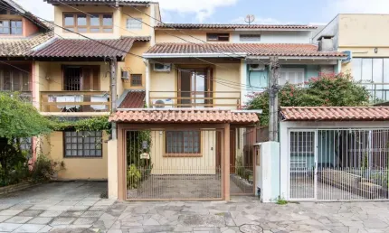 A casa possui 78m² de área construída, com um adicional de 20m²
