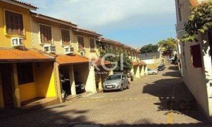 Casa em condomínio no Partenon de 3 dormitórios e vaga