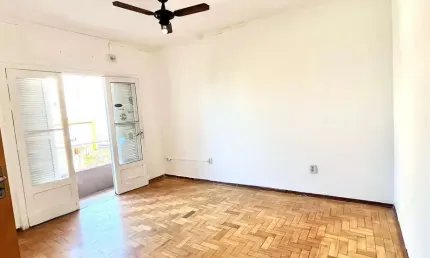 Apartamento 2 dormitórios com sacada e pátio - excelente localização