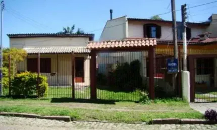 Casa para Venda - 80m², 2 dormitórios, 1 vaga - Guarujá