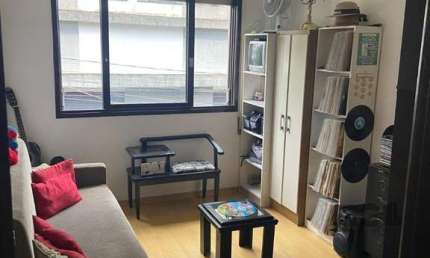 Apartamento de 2 dormitórios, sala, cozinha, banheiro, área de serviço com vaga de garagem escriturada e coberta