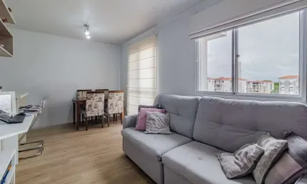 Apartamento com 2 dormitórios e 1 vaga de garagem escriturada no Bairro Humaitá