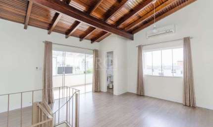 Cobertura semi mobiliada com 2 dormitórios, terraço com churrasqueira e 1 vaga de garagem no bairro Santo Antonio