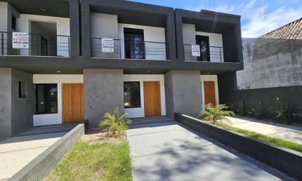 Casa em Porto Alegre, no bairro Aberta dos Morros, com 3 dormitório(s), e 3 banheiros, à venda.