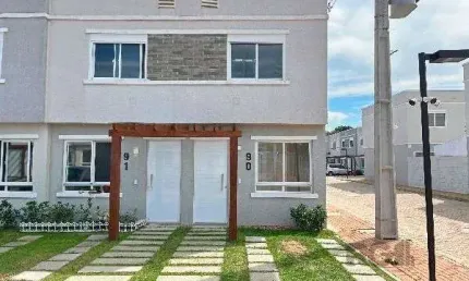 Casa em Porto Alegre, no bairro Vila Nova, com 2 dormitório(s), e 2 banheiros, à venda.