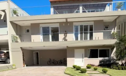 Casa em condomínio com 4 suítes, 4 vagas de garagem, pátio com piscina