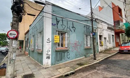 Casa de esquina com 64m², próximo ao Cais Embarcadero