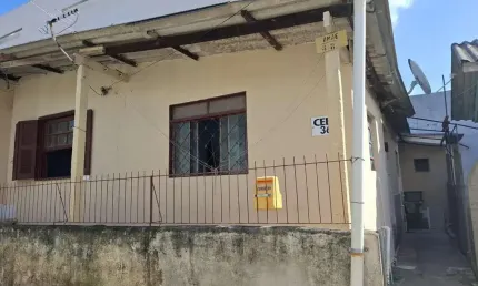 Vende Casa no Bairro Cavalhada em acesso a poucos metros da Avenida. Construídos 2 residências geminadas com 1 dormitório separado, sala e cozinha integrados casa uma, mais chalé antigo de madeira.