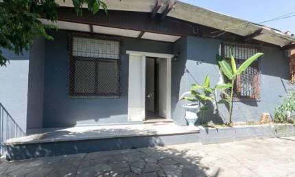 Casa com 3 dormitórios e 2 vagas no Bairro Parque dos Maias