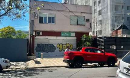 Apto de 02 dorm na João Wallig, 01 lance de escada, de frente