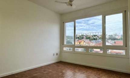 Apartamento com 2 dormitórios, dependência e 1 vaga no Bairro Menino Deus