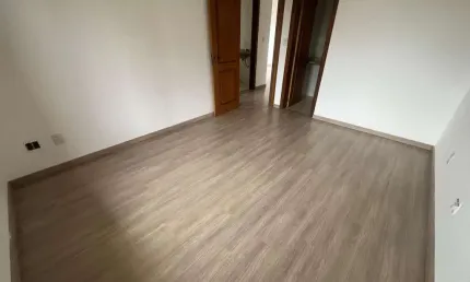 Apartamento de dois quartos, suíte e uma vaga de garagem no bairro menino deus