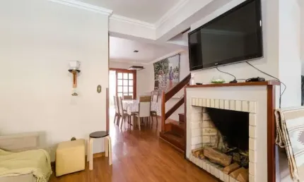 Casa em condomínio de 3 dormitórios sendo 1 suíte e 2 vagas de garagem no bairro pedra redonda, zona sul de porto alegre, rs.