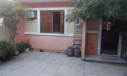 Casa 02 dormitórios com 02 vagas, no bairro Hípica, em Porto Alegre RS.