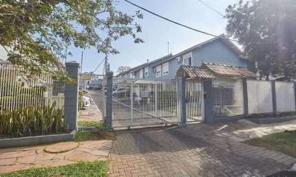 Casa sobrado em condomínio fechado no Alto Petrópolis de 2 dormitórios e vaga
