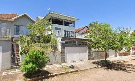 Casa com 167m², 4 dormitórios, 2 suítes, 2 vagas no bairro Santa Tereza
