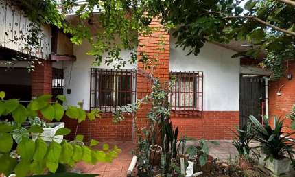 Casa à venda, 3 quartos, 2 banheiros, ótimo pátio, bairro Partenon, Porto Alegre