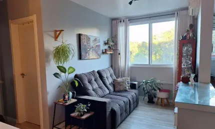 Apartamento de 2 quartos, cozinha planejada e 1 vaga escriturada.