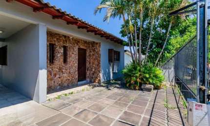Casa com 3 dormitórios, 4 vagas e amplo pátio no Bairro Sarandí