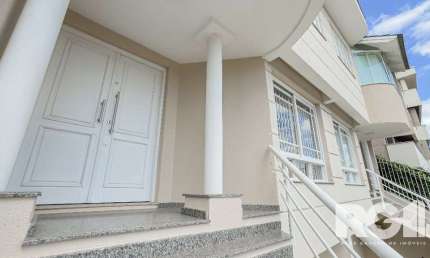 Linda casa de 282 m2 com 4 dormitórios, sendo 3 suítes e a suíte master no Chácara das Pedras.