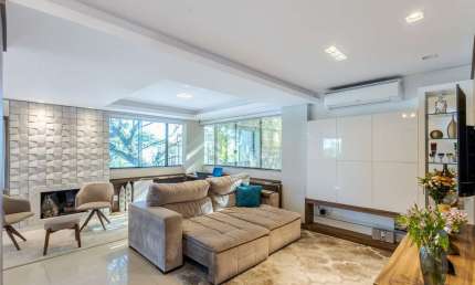 No Bairro Petrópolis 4 dormitórios, 2 suites, lareira e churrasqueira com 3 vagas