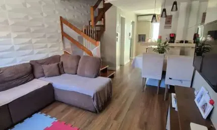 Casa com 02 quartos em Condomínio Fechado no Bairro Vila Nova