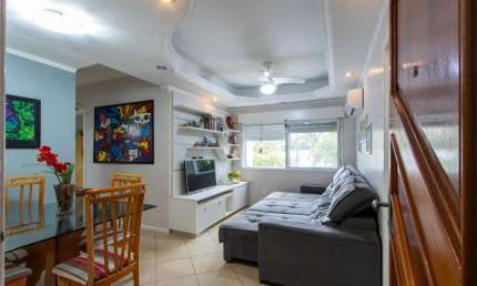 Apartamento de 2 quartos, living, cozinha planejada, área de serviço e 1 vaga.