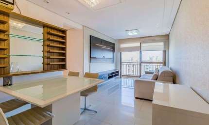 Apartamento mobiliado com lareira, suíte e sacada com vista definida
