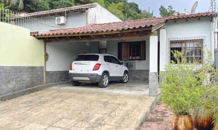 Casa em Porto Alegre, no bairro Vila Nova, com 3 dormitórios, 156 m² , 4 vagas.