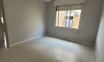 Vende apartamento de 2 dormitórios no Passo da Areia, condomínio ao lado do Conceição