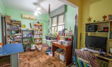 Apartamento de três dormitórios com vaga no Conjunto Residencial Roque Calage, bairro Passo da Areia em Porto Alegre.