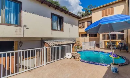 Casa 4 dormitórios à venda no Bairro Nonoai - Porto Alegre
