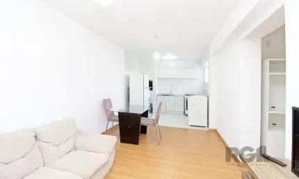 Apartamento 2 dormitórios com excelente localização, ventilado e iluminado., mobiliado, com churrasqueira , split nos quartos.