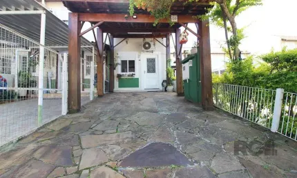 Sobrado com dois dormitórios e uma vaga de garagem próximo ao Zaffari da Juca Batista no bairro da Hípica em Porto Alegre.