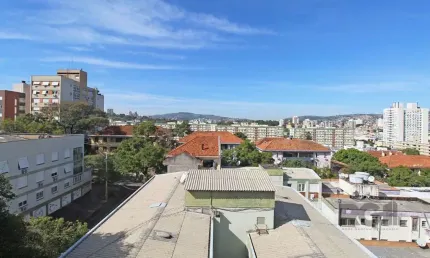 Apartamento de dois dormitórios, suíte e uma vaga de garagem no bairro Petrópolis em Porto Alegre.