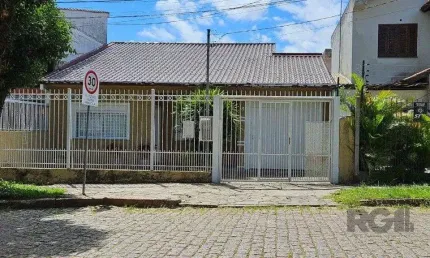 Casa 3 dormitórios, 5 vagas, 155 m² área construída, terreno 300m², Nonoai.