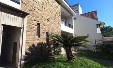 Casa ampla com piscina, adega, quiosque com churrasqueira e casa nos fundos (edícula).