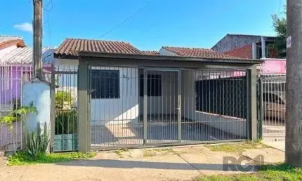 Casa em Porto Alegre, no bairro Restinga, com 2 dormitório(s), e 2 banheiros, à venda.