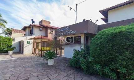 Excelente casa em condomínio com três (3) dormitórios, uma (1) suíte, duas (2) vagas de garagem próximo ao Barra Shopping , no bairro Cristal em Porto Alegre.